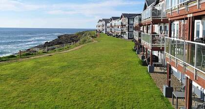 Gorgeous Pacific Coast 3 Bedroom --Watch Whales from the Breakfast Table