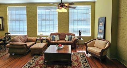 Historic Loft•Downtown•Walk to the Best Shops