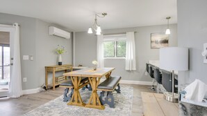 Eine moderne Küche mit einem Holztisch, Sitzbank und einer integrierten Grillstation.