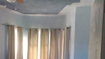 2 chambres, bureau, accès au Wi-Fi (inclus), literie fournie