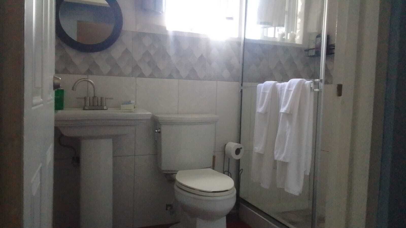 Douche, séchoir à cheveux, serviettes fournies, savon