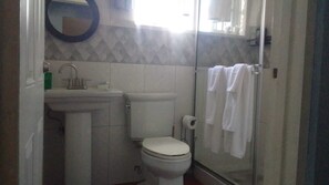 Dusche, Haartrockner, Handtücher, Seife