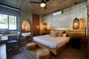 Un dormitorio moderno con una cama grande, un escritorio y una silla.