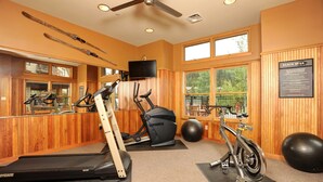 Ein Fitnessraum mit Laufbändern, Crosstrainern und Übungsbällen.