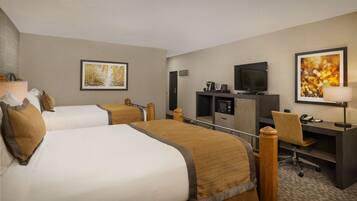 Caja de seguridad en la habitación y tabla de planchar con plancha