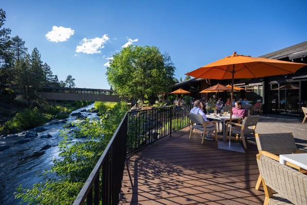 Outdoor dining - Superior Queen Suite w/ Surrounding Nature Trails! (Bend)