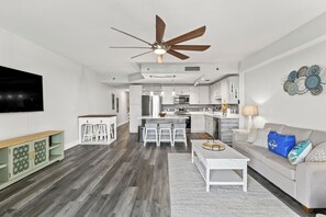 公寓客房, 多張床, 陽台, 城市景觀 | 起居區 | 電視