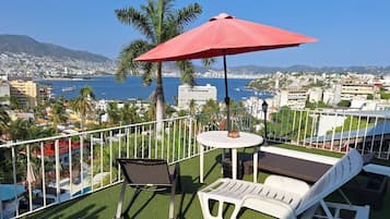 Habitación familiar, 2 camas Queen size, aire acondicionado, vista al océano | Terraza o patio