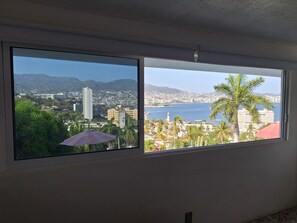 Habitación Deluxe, 1 cama King size y sofá cama, aire acondicionado, vista al océano | Caja de seguridad en la habitación y cortinas blackout