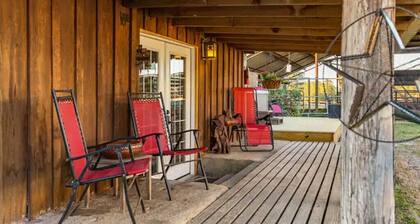 Cozy ranch guest house on 300 acre Ranch, pets ok
Big Thicket National Preserve