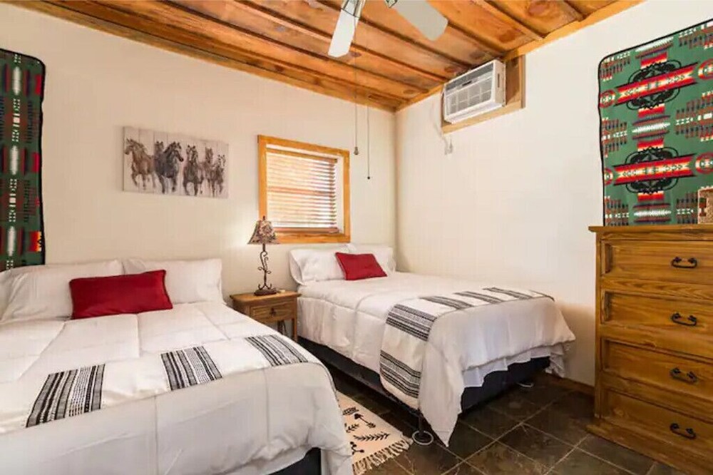 Cozy ranch guest house on 300 acre Ranch, pets ok
Big Thicket National Preserve