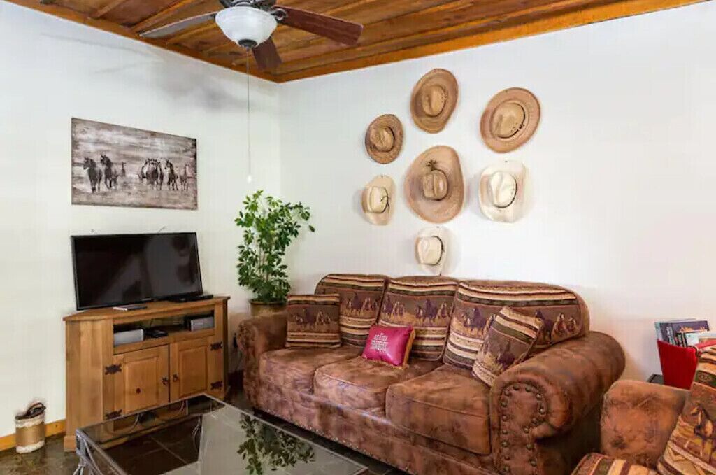 Cozy ranch guest house on 300 acre Ranch, pets ok
Big Thicket National Preserve