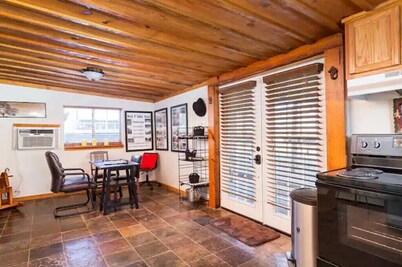 Cozy ranch guest house on 300 acre Ranch, pets ok
Big Thicket National Preserve