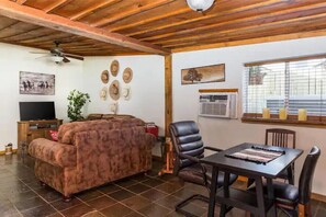 TV, DVD player, books, video library - Cozy ranch guest house on 300 acre Ranch, pets ok
Big Thicket National Preserve (Lumberton)