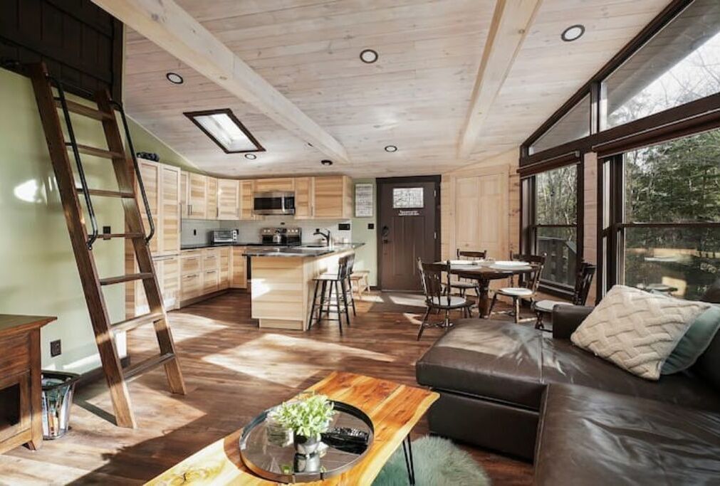 Cozy chalet/poos/ close to lake/ bikes 