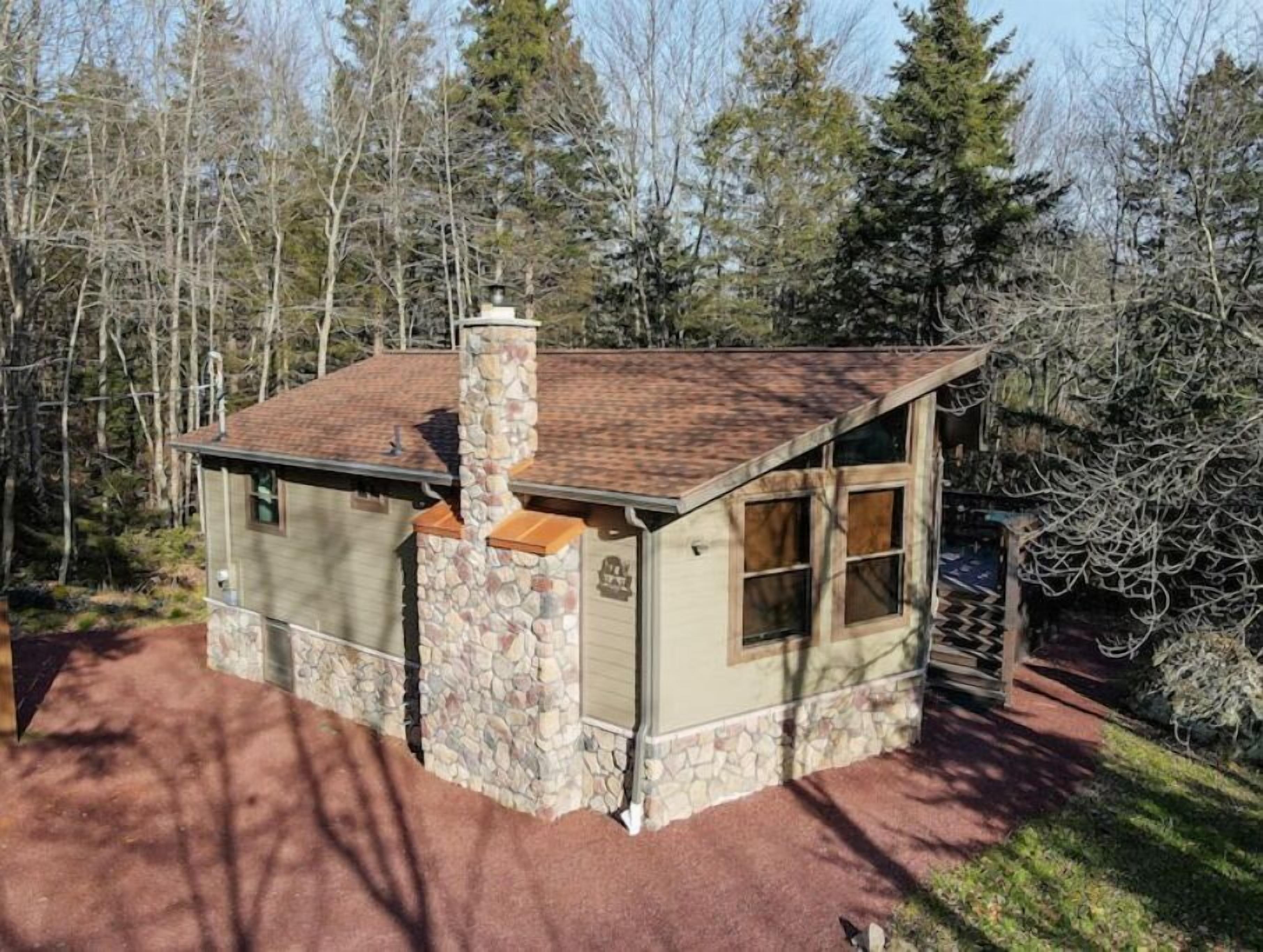 Cozy chalet/poos/ close to lake/ bikes 