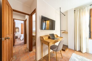 2 habitaciones, caja de seguridad en la habitación y escritorio