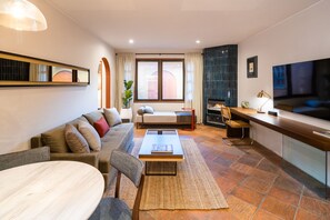 Smart TV, fireplace, stereo