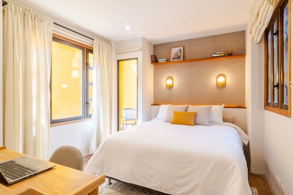 2 bedrooms, in-room safe, desk, iron/ironing board