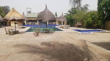 Hồ bơi ngoài trời