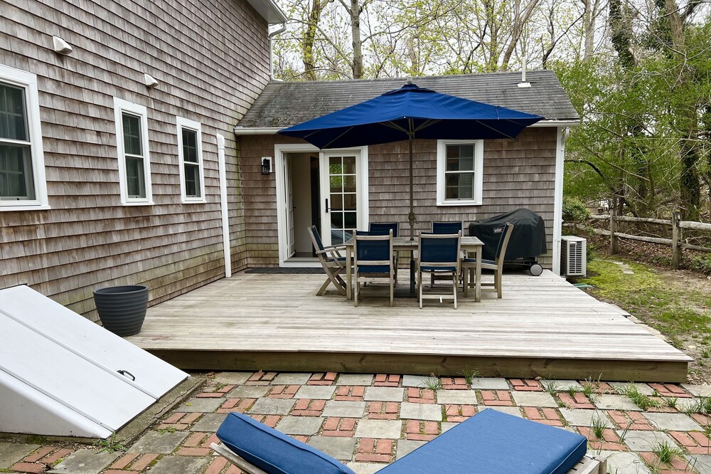 Charming Oak Bluffs rental, 3 minutes from Eastville Beach & downtown Oak Bluffs