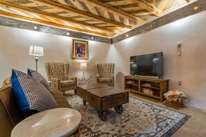Una Smart TV, una chimenea, libros