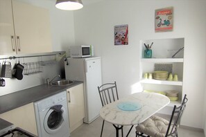 Køleskab, mikrobølgeovn, ovn, kogeplade