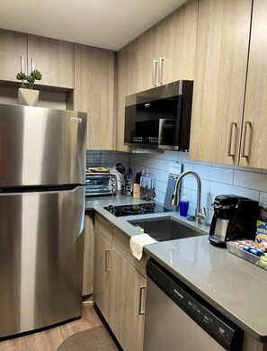 Réfrigérateur, four à micro-ondes, surface de cuisson, lave-vaisselle