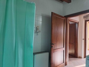 Kamar Klasik | Kamar mandi | Shower, pancuran hujan, pengering rambut, dan kloset