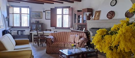 Un salon confortable avec un canapé, une table basse et un coin repas comprenant une table et des chaises.