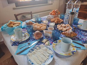 Free daily continental breakfast - B&B S'Omu Antiga (Nureci)
