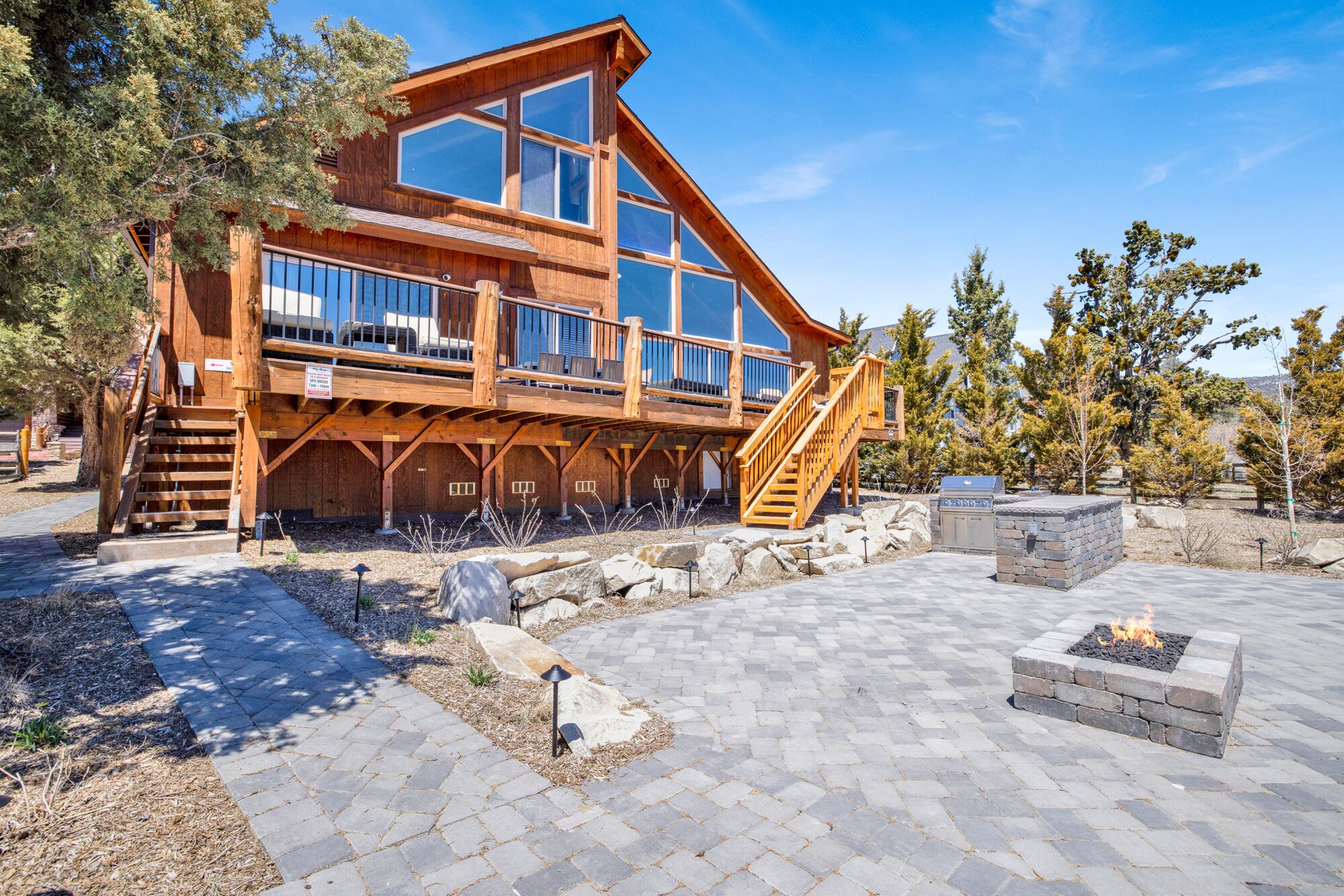 Sky Big Bear- Lakeside Log Cabin- Hot Tub- Games- BBQ- Views