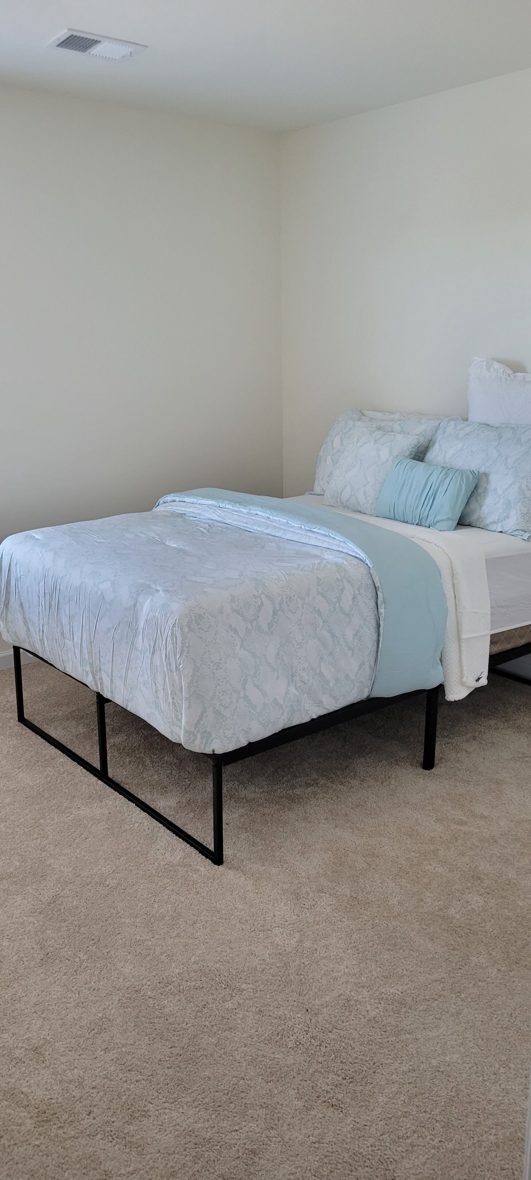 Luxurious Private Room in a Brand New Home!