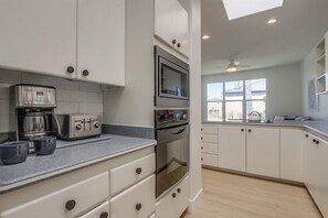 Fridge, microwave, oven, stovetop - Ocean+Sunset Views * 3 Levels * 5 Outdoor Areas (Encinitas)