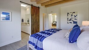 A bedroom with a bed, a bathroom, and a kitchen. - Ocean+Sunset Views * 3 Levels * 5 Outdoor Areas (Encinitas)