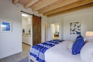 Une chambre avec un lit, une salle de bain et une cuisine.