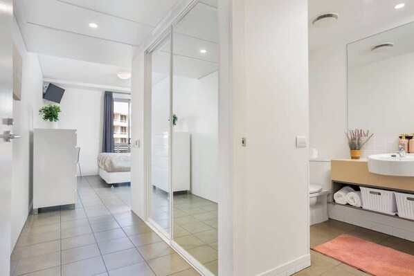 2 chambres, fer et planche à repasser, lit de bébé portatif