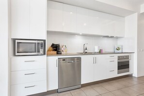 Réfrigérateur, four à micro-ondes, un four, surface de cuisson