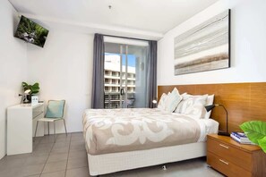 2 bedrooms, iron/ironing board, travel cot, free WiFi - 2BR Marina Getaway Harbour Lights Cairns Sleeps 6 (Cairns City)