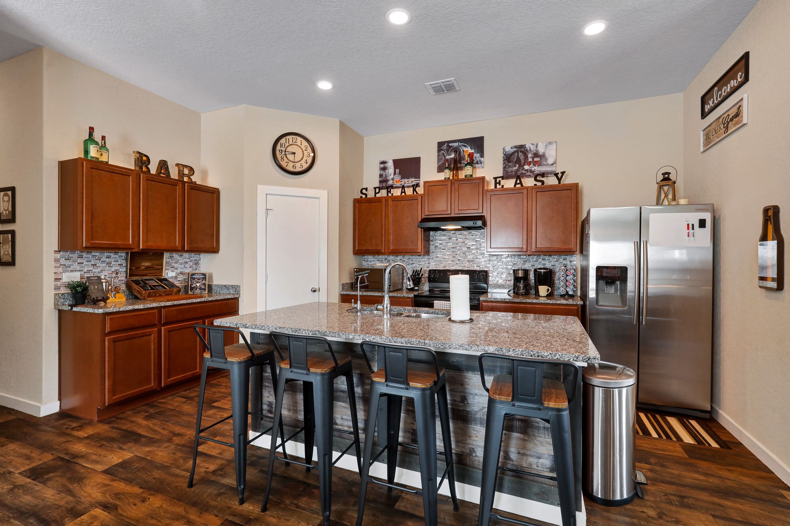 Kjøleskap, mikrobølgeovn, ovn og kokeplater