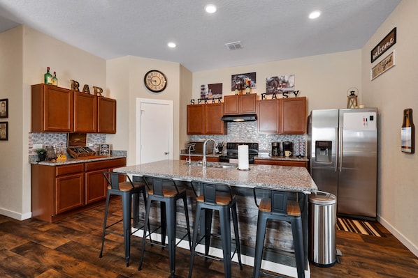 Réfrigérateur, micro-ondes, four, plaque de cuisson