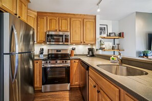 ثلاجة، ميكروويف، فرن، موقد طهي مسطح