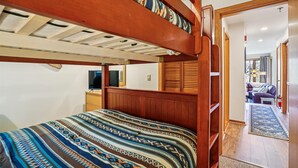 2 bedrooms, WiFi (free), bed sheets - 2-bedroom ski-in condo with weekend winter shuttle, pool, and hot tub (Killington)
