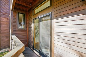 Step Out and Breathe In - Your private covered deck is the perfect spot to enjoy the fresh mountain air in any season. - Your Highridge Haven E1 (Killington)