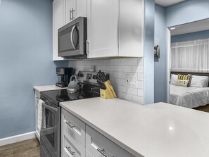 Stovetop, cookware/dishes/utensils