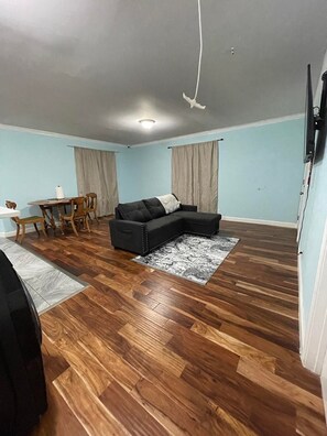 TV - Forget your worries and enjoy this unique and peacefull place (Oakland)