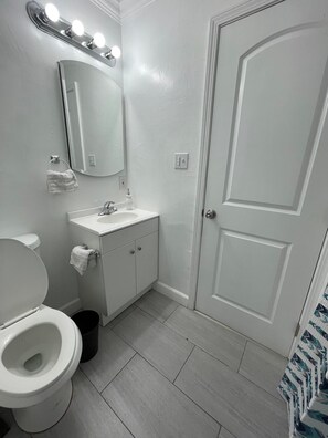 Serviettes fournies, shampooing, papier de toilette