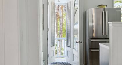 Sandcrab - Quaint Ocean View Cottage, Beach Access Directly Across