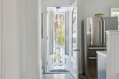 Sandcrab - Quaint Ocean View Cottage, Beach Access Directly Across