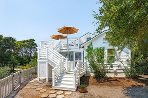 Exterior - Sandcrab - Quaint Ocean View Cottage, Beach Access Directly Across (Folly Beach)
